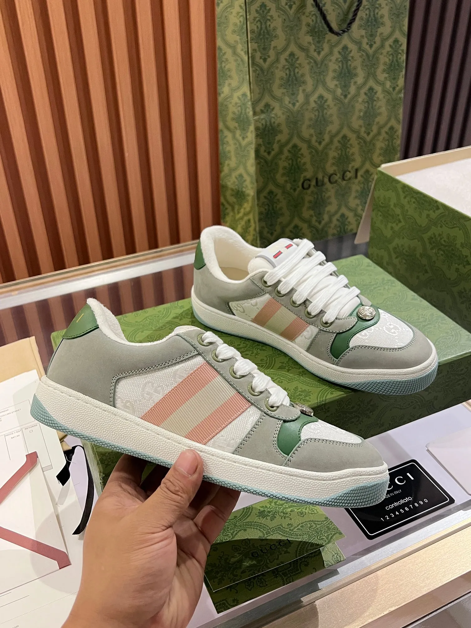 👟👟Ex-factory price 540👟👟 ⚡️Gucci Dirty Shoes Top factory quality, impeccable at the counter, the comfort is incredible. Retro distressed elements, washed retro logo on the tongue, metal double LOGO, 99% recognizable, full of Gucci elements; terry cloth lining, cowhide foot pads and 3mm latex are much more comfortable than real leather shoes. Environmentally friendly TPU wear-resistant outsole, soft and elastic. The inside of the tongue is made of imported elastic bands, which have great tension and won't strangle your feet. I don't develop the shoes without the original version. Only by getting the original version can the shoes be accurate and beat the market version instantly. Every stitch and every stitch is very tight and full. The debugging process is the most painstaking and requires no less than a hundred modifications before it is adjusted to the perfect state so that it can be worn comfortably by all foot types! Size 35-40 women’s model)